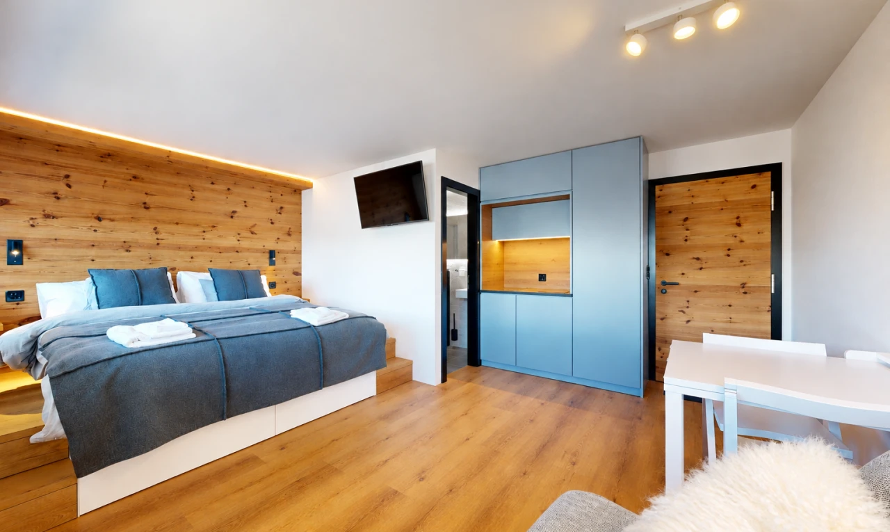 zimmer / schlafzimmer mit deckenbeleuchtung, fernseher, holzwand, wood wall, und gipskartonwand