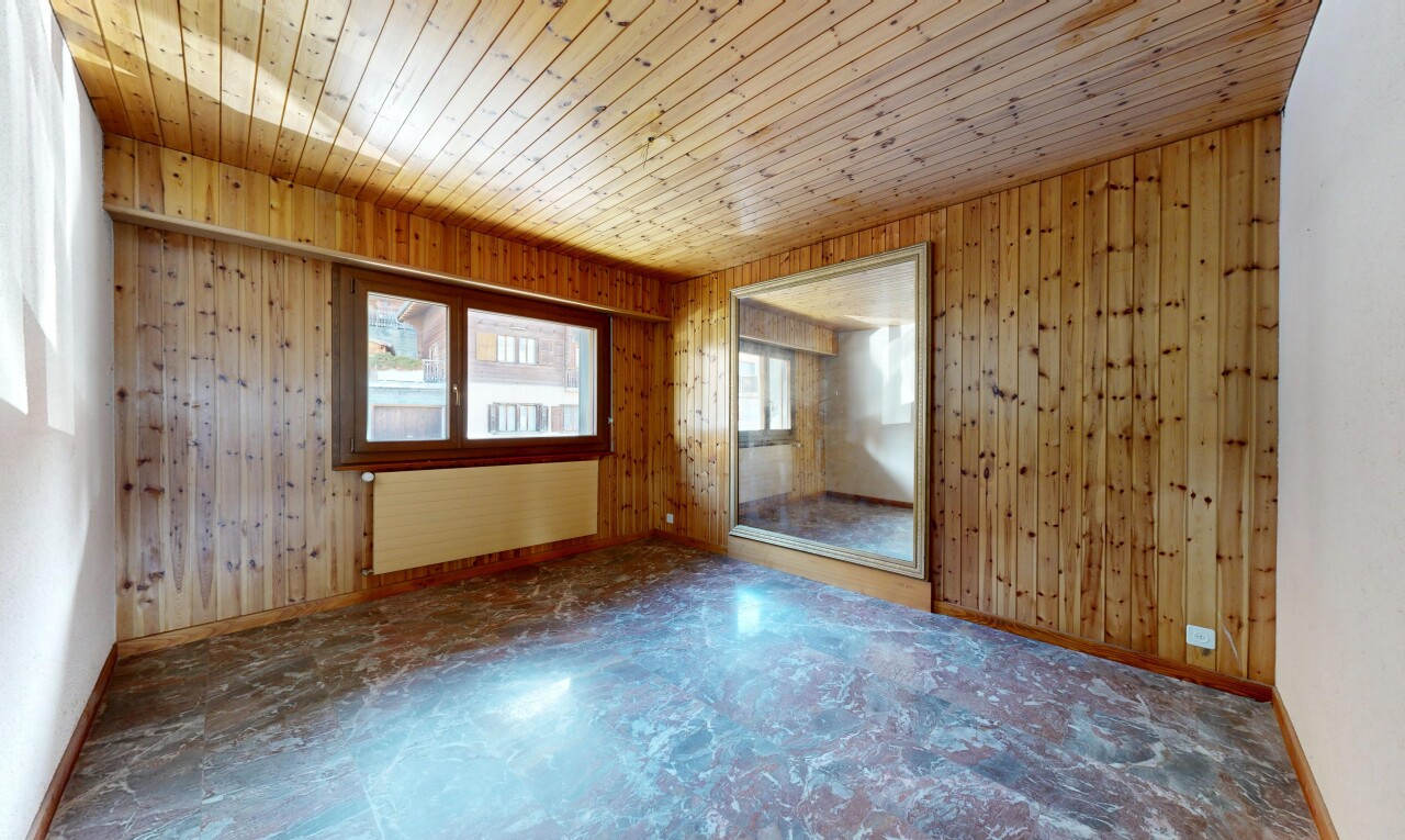 leerer raum mit natürliches licht, natural light, holzwand, wood wall, und inside property