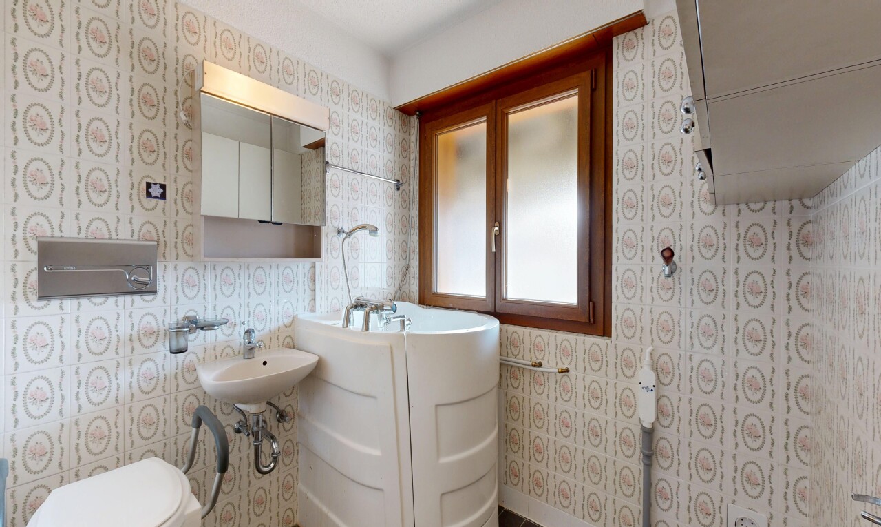 bad mit spiegel, toilette, inside property, natürliches licht, und natural light