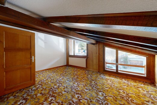 leerer raum mit inside property, balkendecke, beamed ceiling, natürliches licht, und natural light