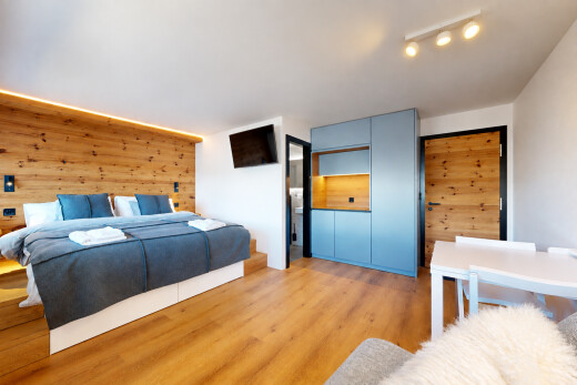 zimmer / schlafzimmer mit deckenbeleuchtung, fernseher, holzwand, wood wall, und gipskartonwand