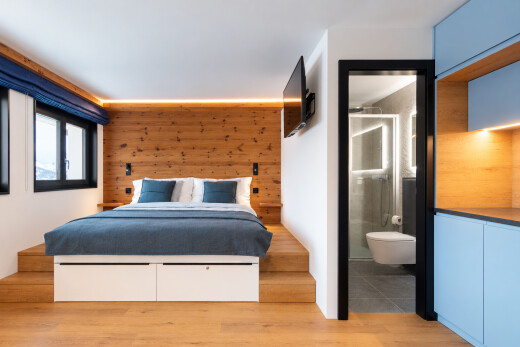 zimmer / schlafzimmer mit gipskartonwand, drywall, fernseher, light floor, und holzwand