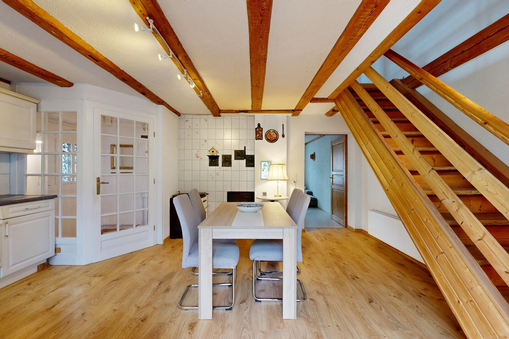 salle à manger avec inside property, wood finish floor, sol en finition bois, light floor, et beamed ceiling