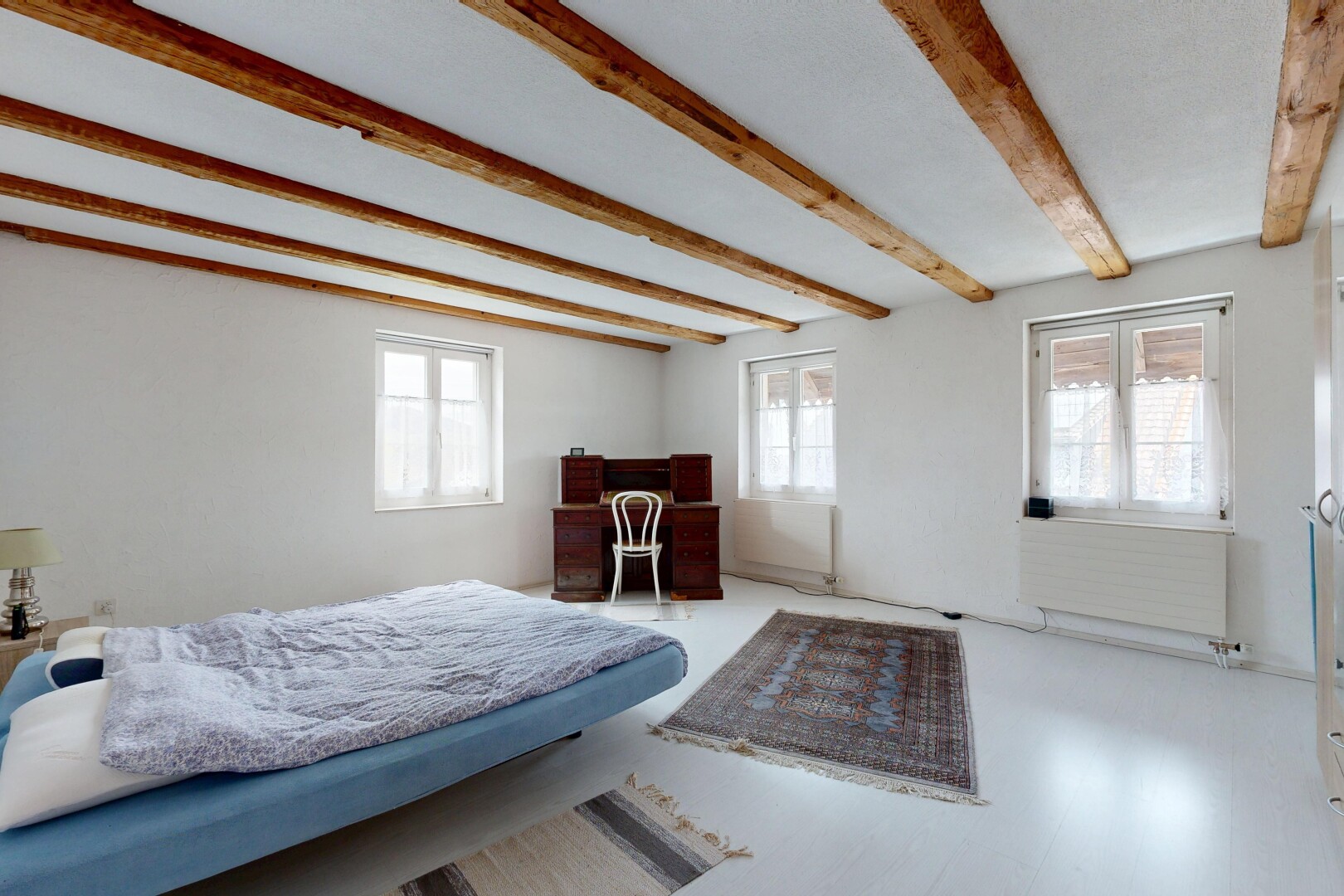 chambre avec inside property, natural light, lumière naturelle, drywall, et cloison sèche