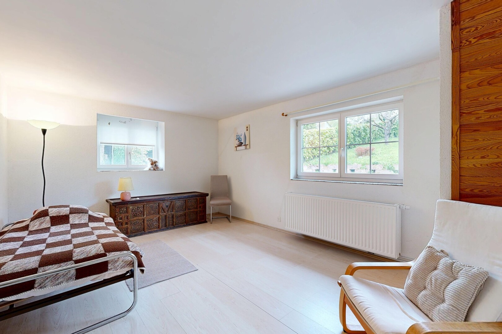 chambre avec radiateur, inside property, cloison sèche, drywall, et lumière naturelle