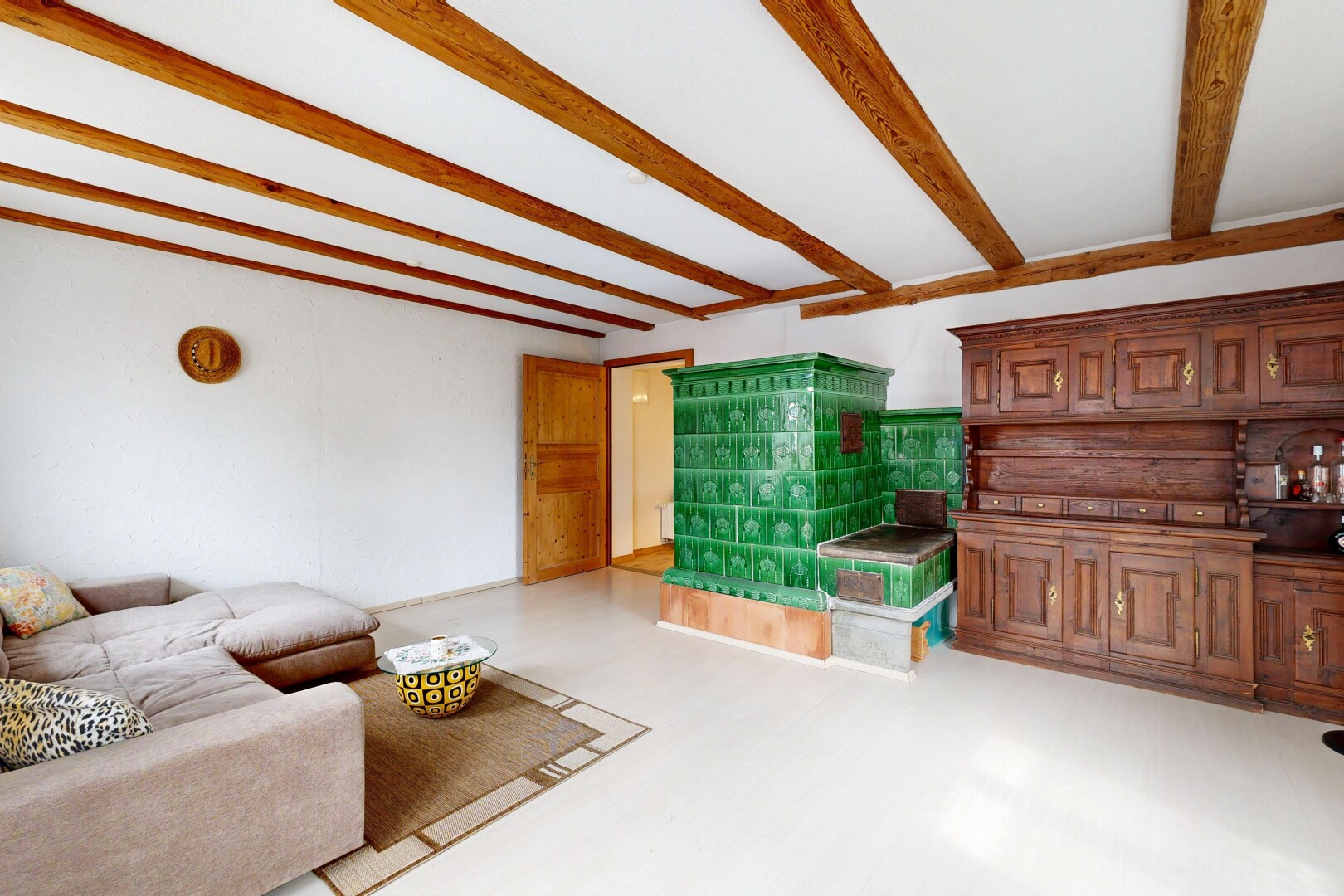 salon avec inside property, cloison sèche, drywall, plafond à poutres, et beamed ceiling