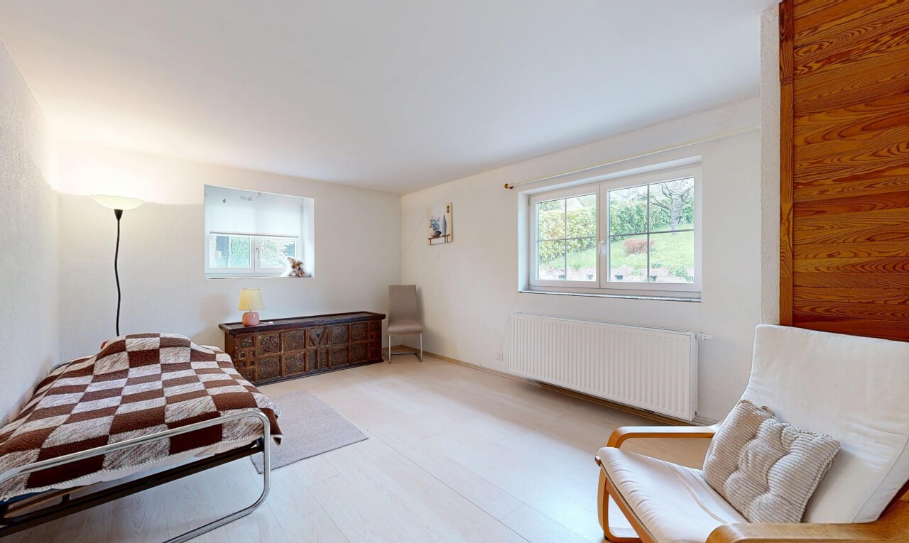 chambre avec radiateur, inside property, cloison sèche, drywall, et lumière naturelle