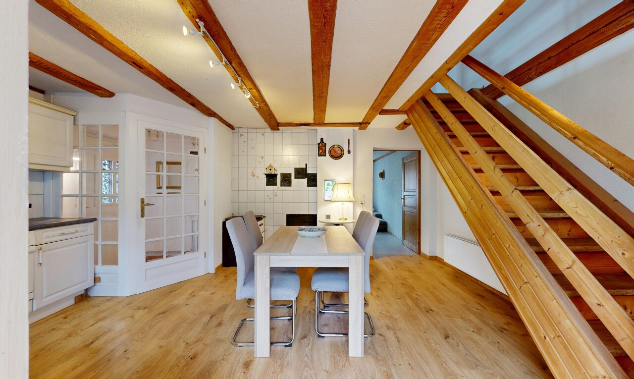 salle à manger avec inside property, wood finish floor, sol en finition bois, light floor, et beamed ceiling