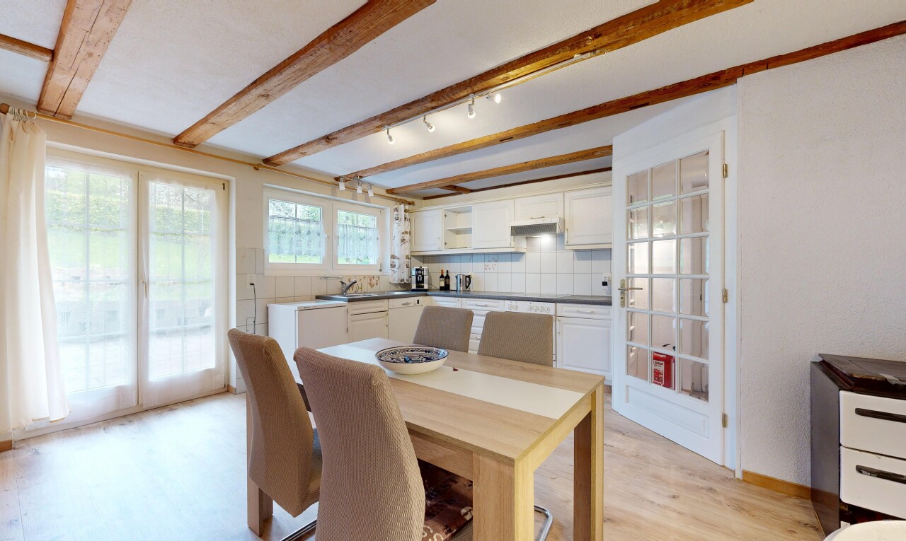 salle à manger avec inside property, wood finish floor, sol en finition bois, backsplash, et natural light