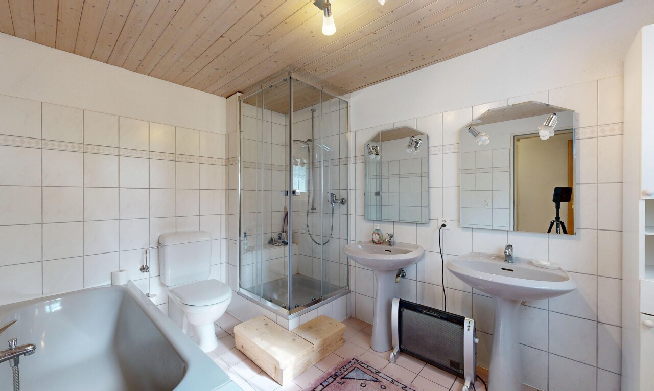 salle de bains avec miroir, salle de bain complète, bain, toilette, et deux éviers simples