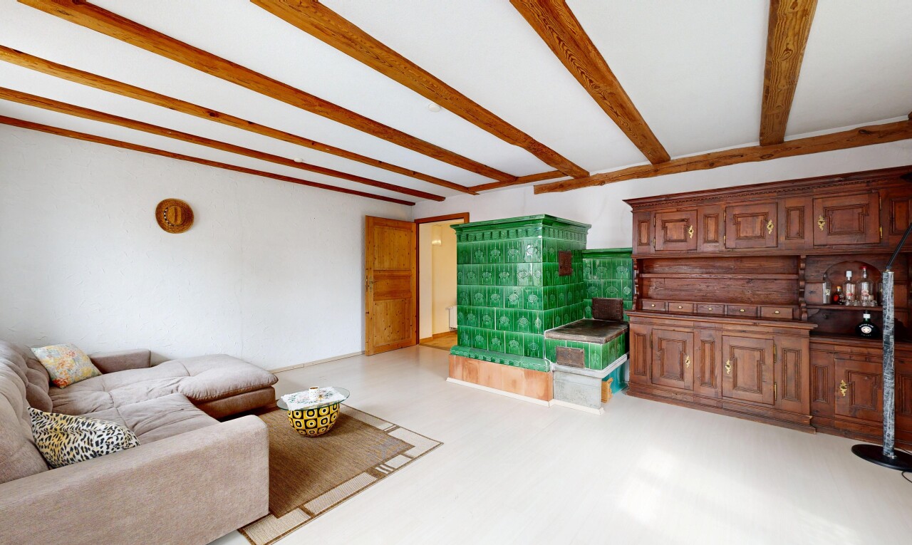 salon avec inside property, cloison sèche, drywall, plafond à poutres, et beamed ceiling