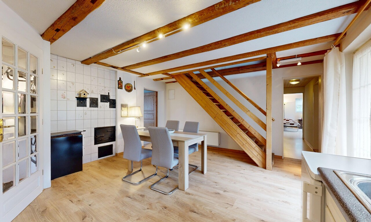 salle à manger avec escaliers, inside property, wood finish floor, sol en finition bois, et light floor