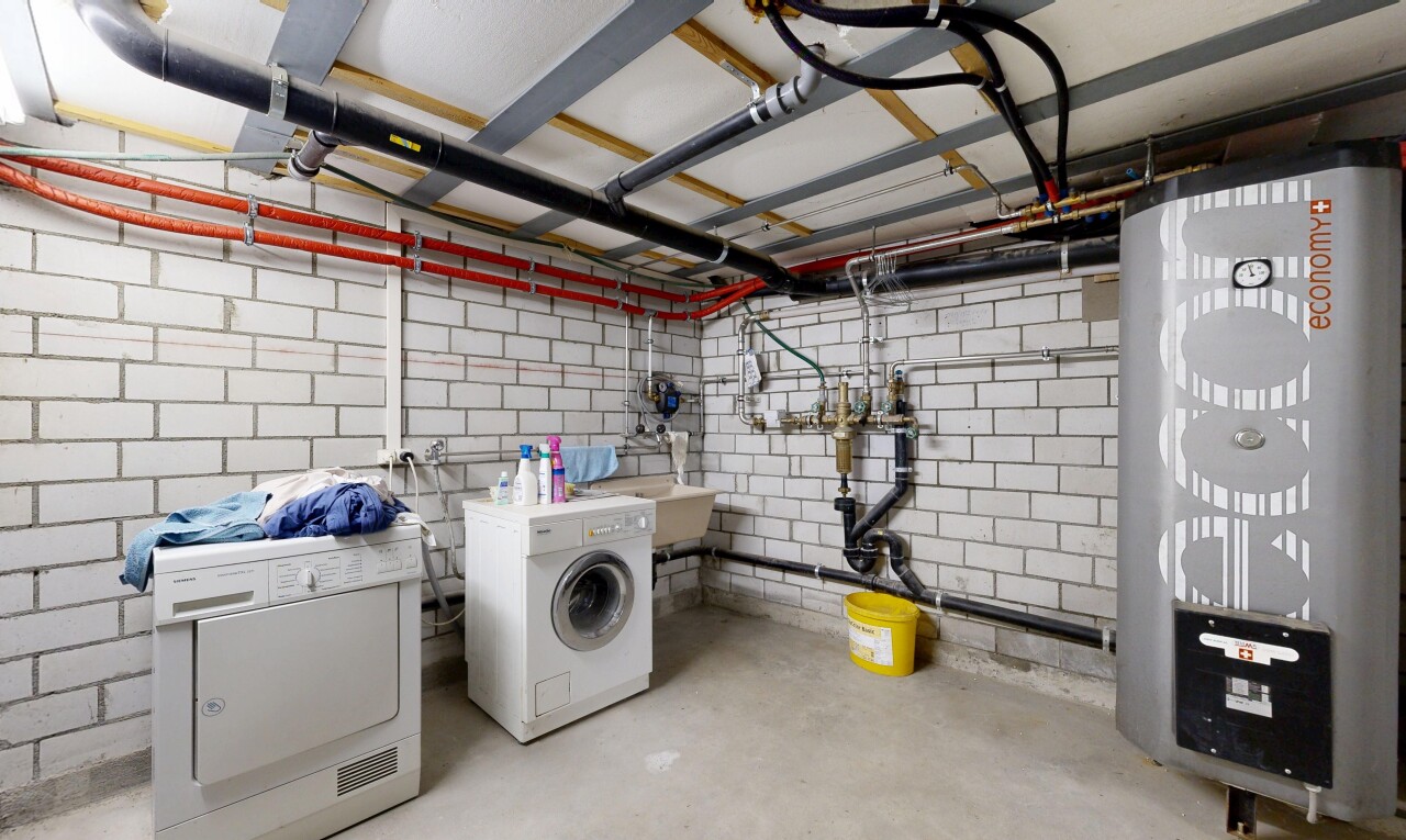 buanderie avec sol en béton, concrete floor, inside property, buanderie, et lave-linge et sèche-linge séparés