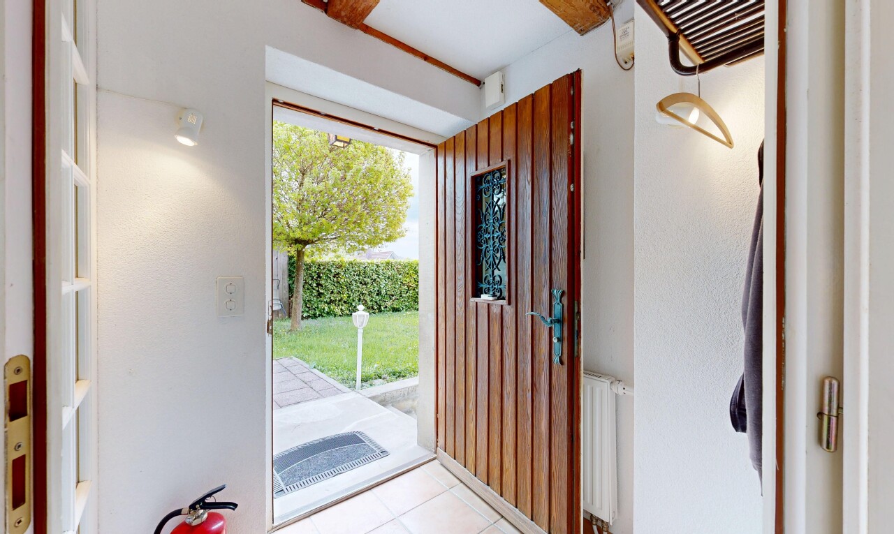 espace intérieur avec natural light, lumière naturelle, light floor, radiateur, et tile floor