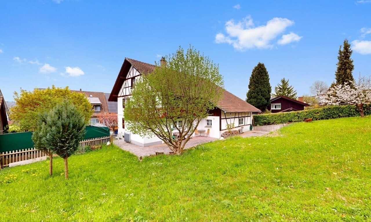 Einfamilienhaus mit ausbaubarem Ökonomiegebäude und grossem Grundstück