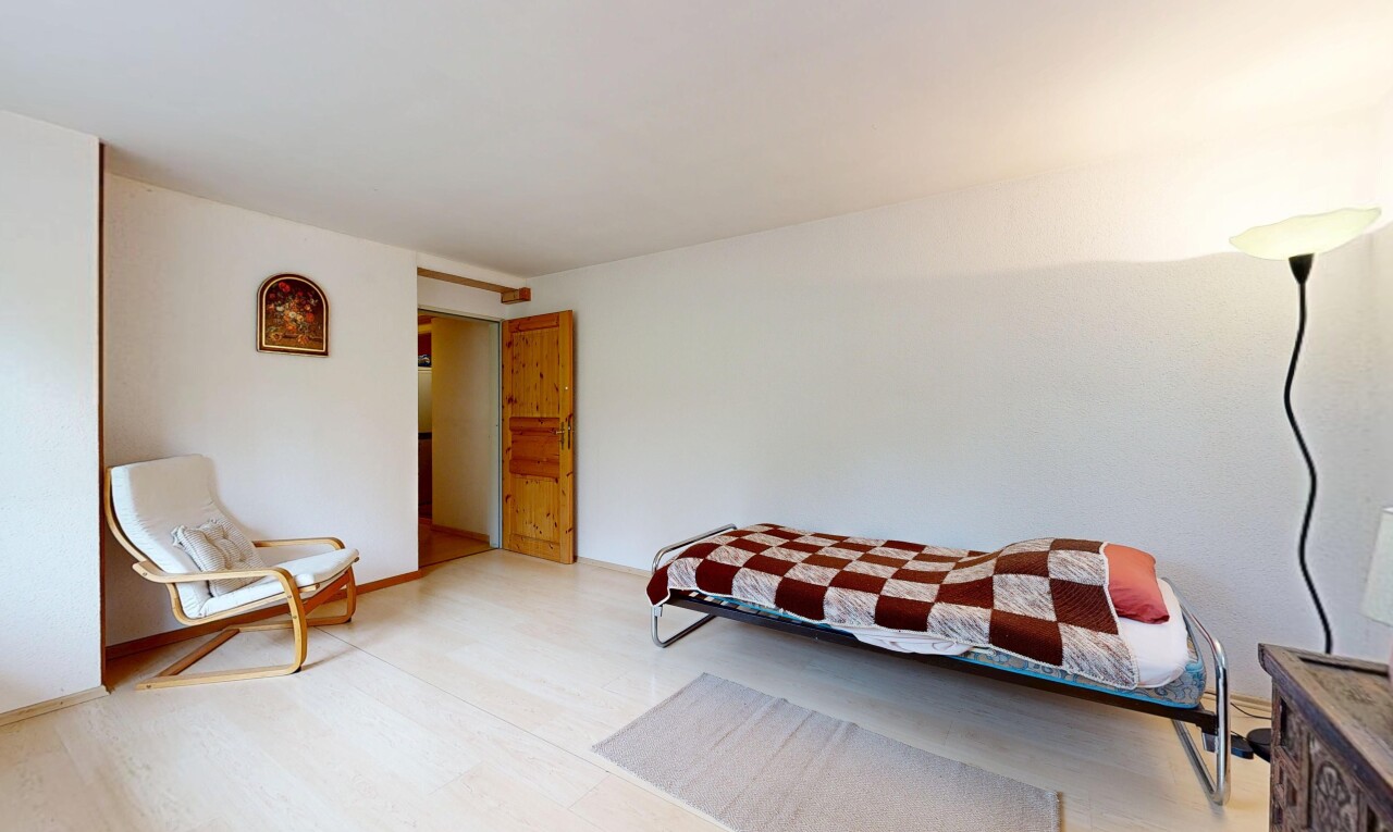 chambre avec inside property, cloison sèche, drywall, light floor, et sol en finition bois