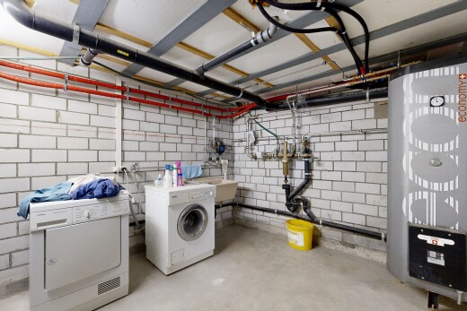 buanderie avec sol en béton, concrete floor, inside property, buanderie, et lave-linge et sèche-linge séparés