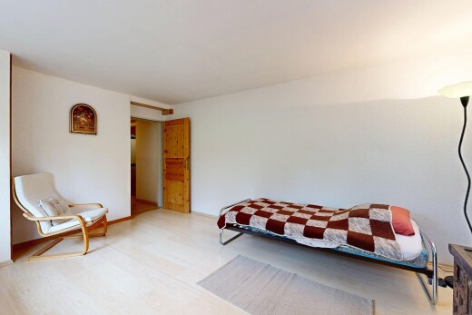 chambre avec inside property, cloison sèche, drywall, light floor, et sol en finition bois