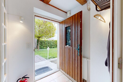 espace intérieur avec natural light, lumière naturelle, light floor, radiateur, et tile floor