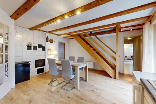 salle à manger avec escaliers, inside property, wood finish floor, sol en finition bois, et light floor