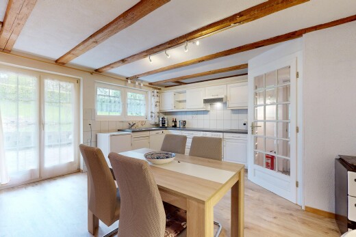 salle à manger avec inside property, wood finish floor, sol en finition bois, backsplash, et natural light