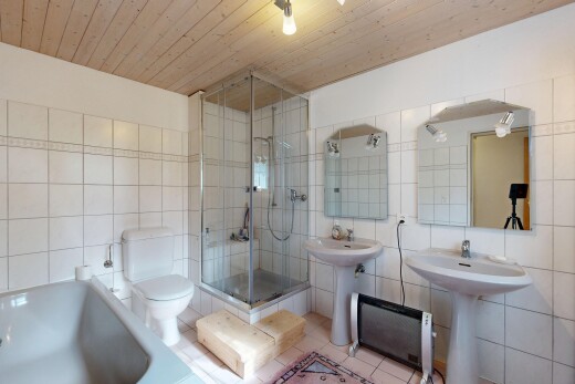 salle de bains avec miroir, salle de bain complète, bain, toilette, et deux éviers simples