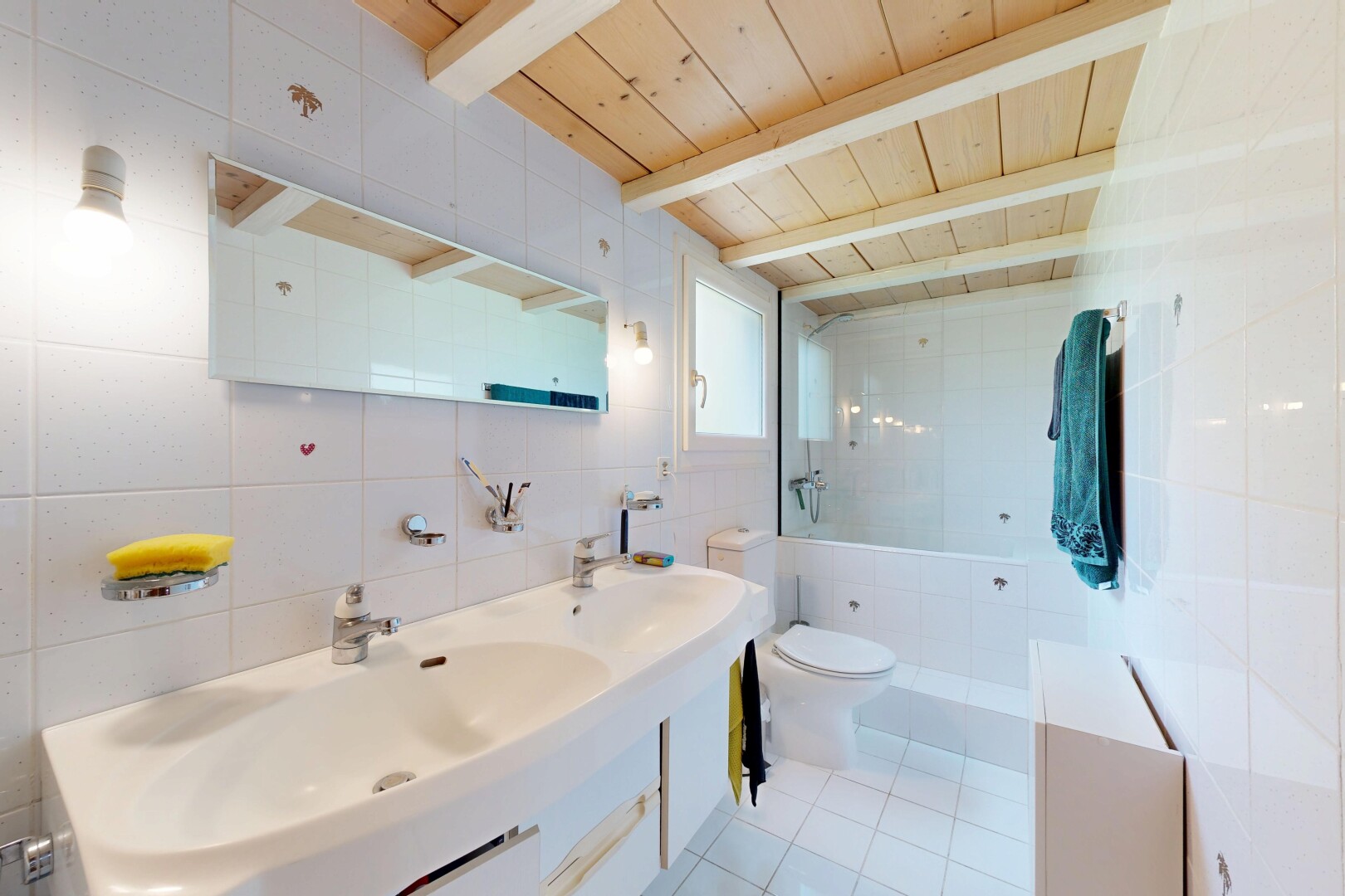 bad mit spiegel, toilette, tile wall, fliesenwand, und komplettes badezimmer
