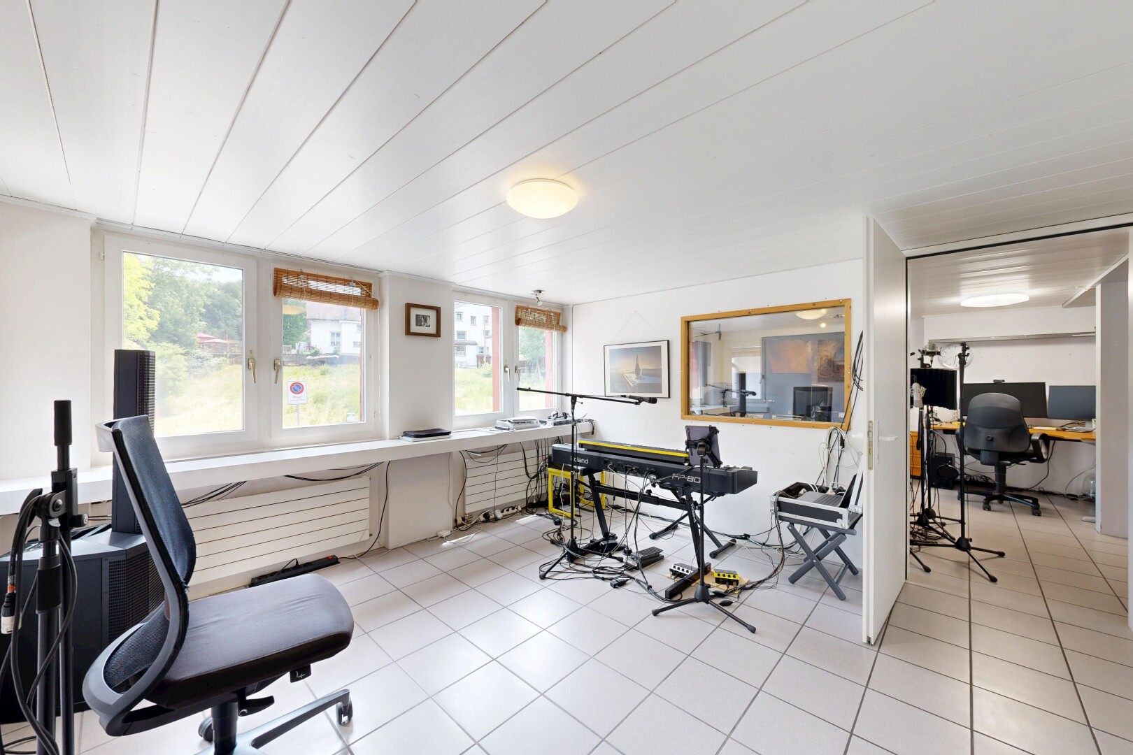 büro mit bürobereich, natural light, natürliches licht, inside community, und low ceiling