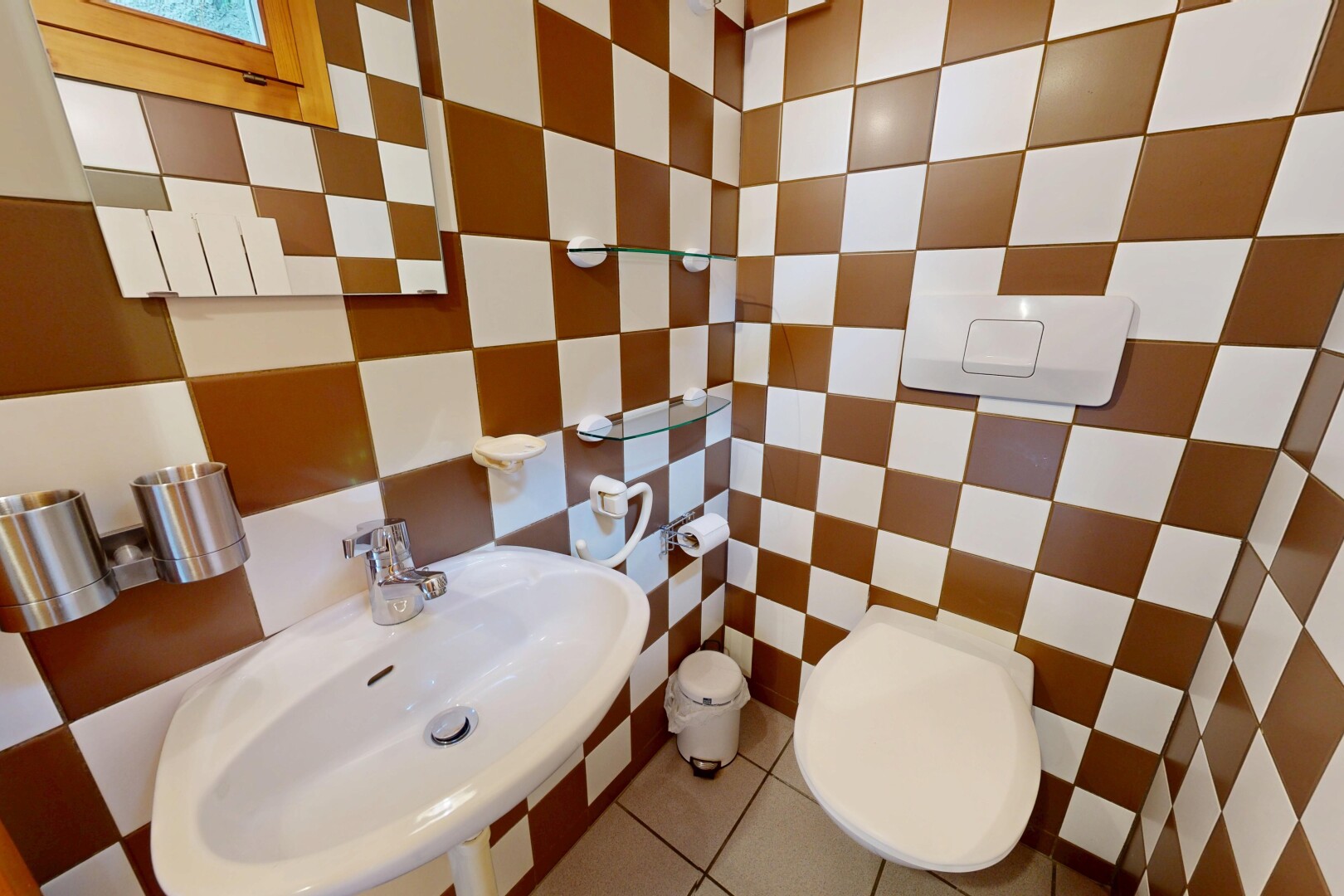 bad mit gäste-wc, waschbecken, inside property, fliesenwand, und tile wall