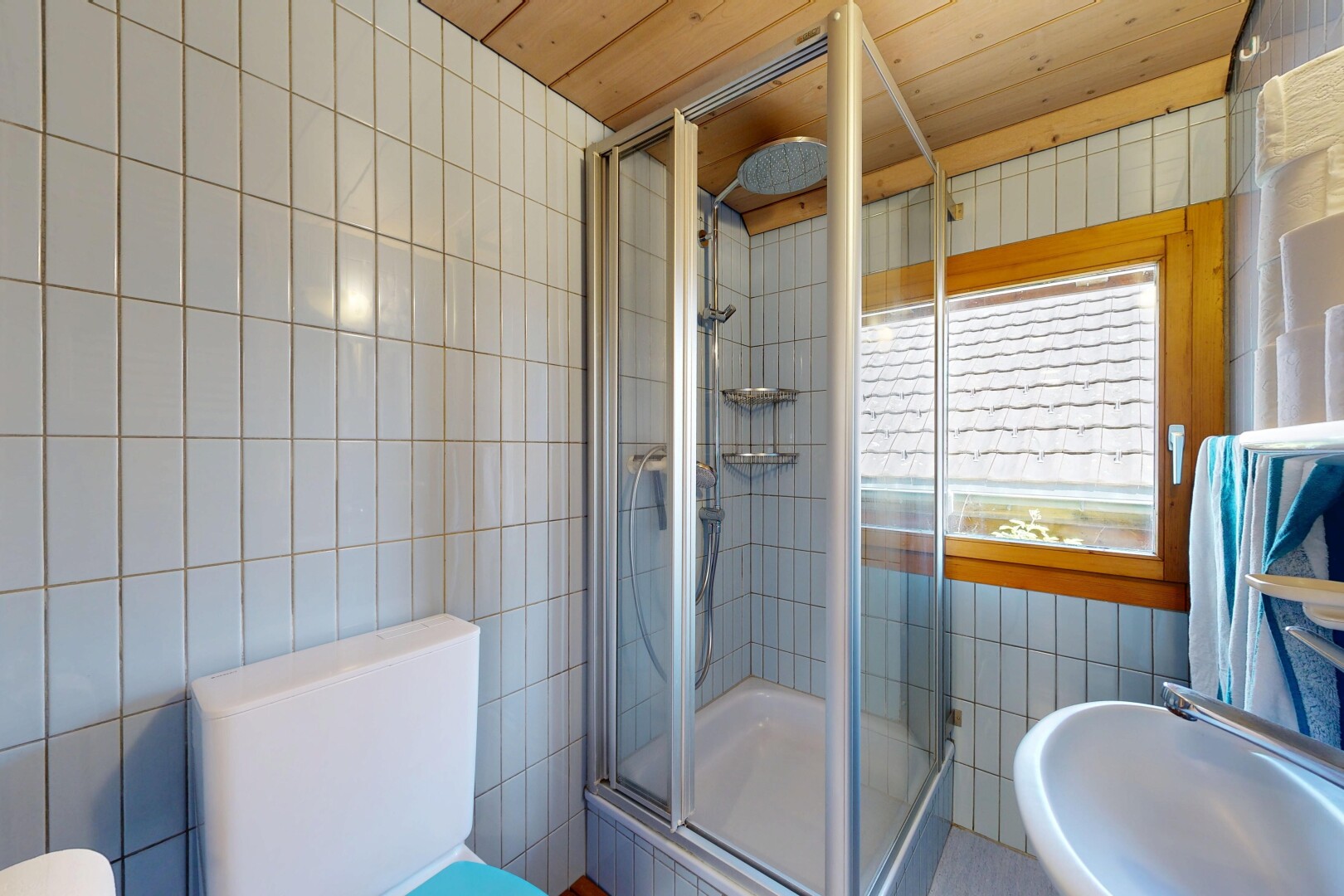 bad mit dusche, tile wall, fliesenwand, komplettes badezimmer, und wood ceiling