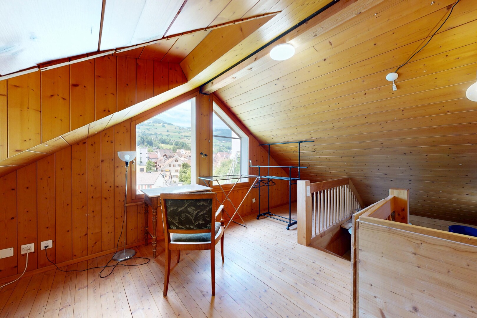 zimmer / schlafzimmer mit holzfußboden, wood finish floor, hardwood floor, natürliches licht, und natural light