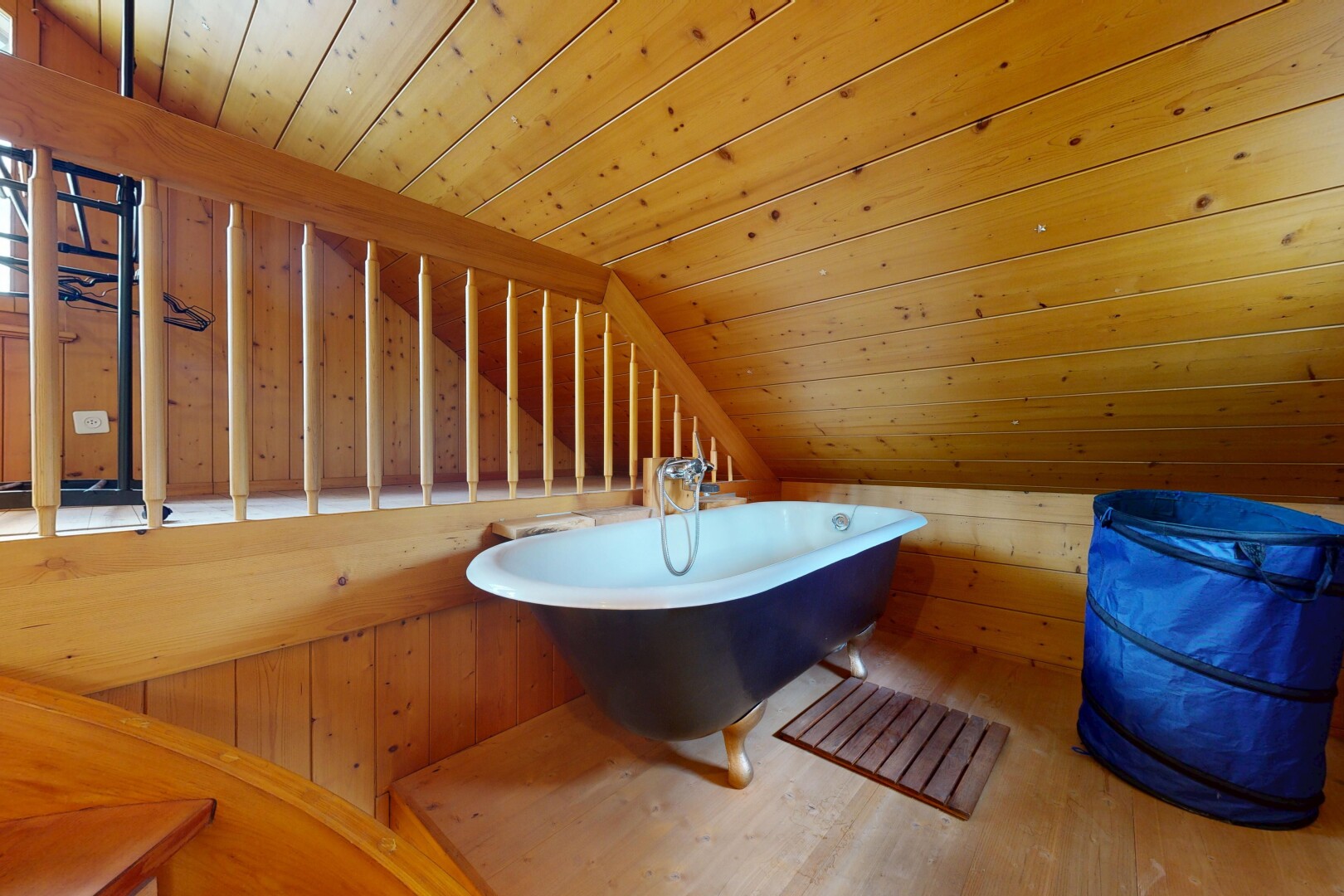 bad mit vaulted ceiling, dachschräge, bad, komplettes badezimmer, und wood ceiling