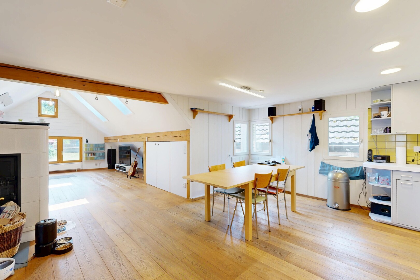 esszimmer mit balkendecke, beamed ceiling, holzfußboden, wood finish floor, und inside property