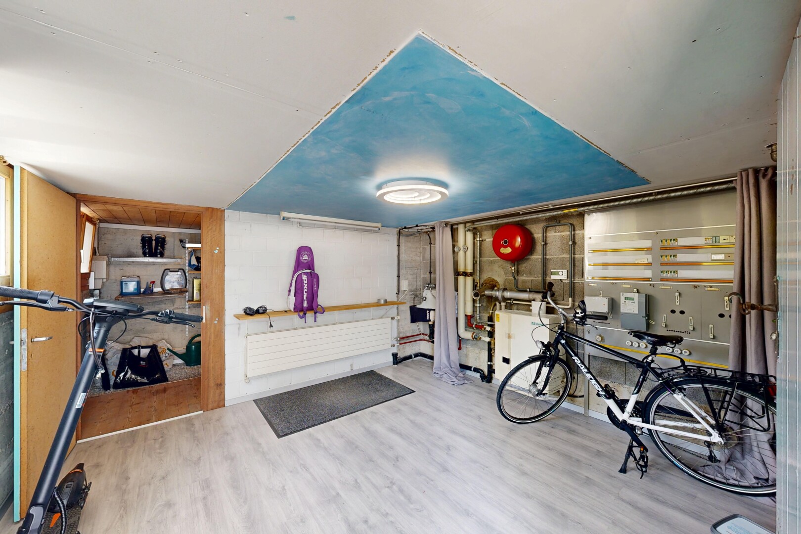 fitnessstudio mit inside community, low ceiling, und wood finish floor