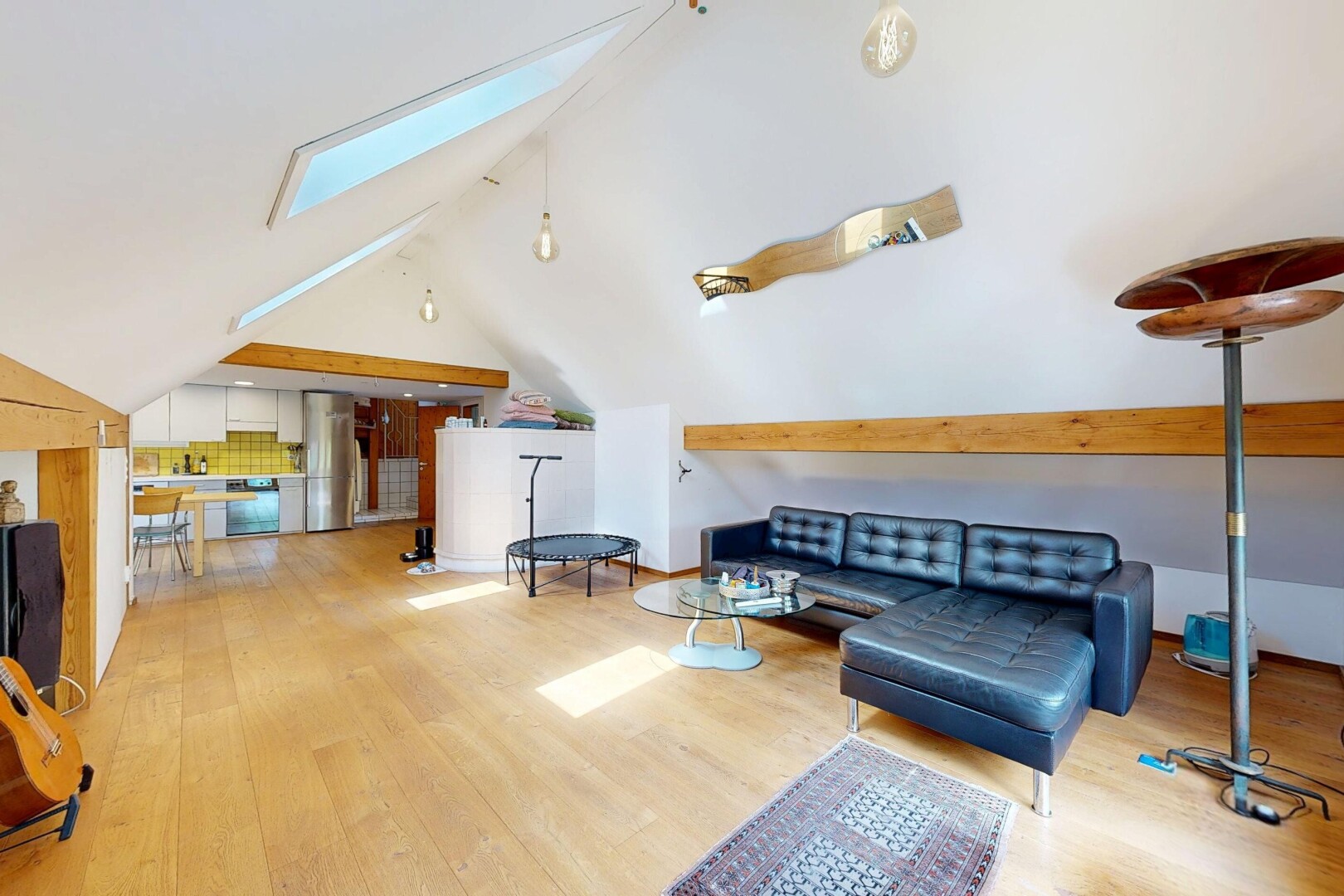 wohnzimmer mit dachfenster, wood finish floor, holzfußboden, inside property, und vaulted ceiling