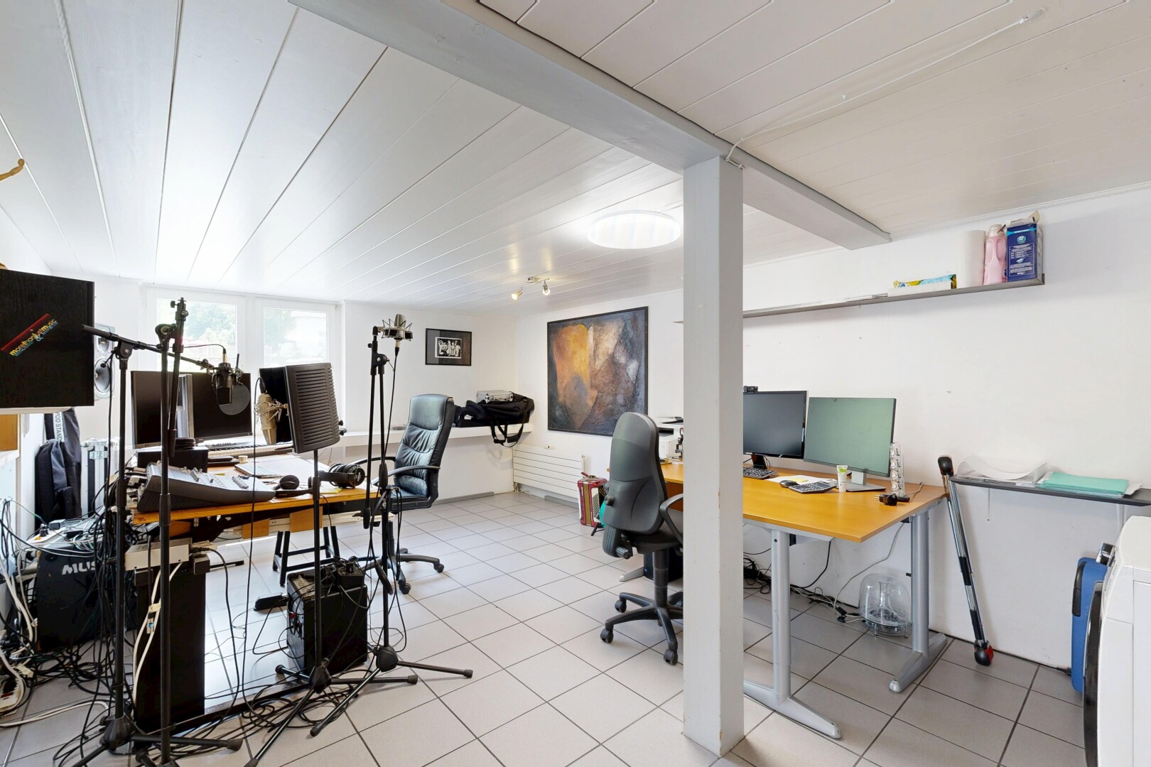 büro mit bürobereich, natural light, natürliches licht, fernseher, und inside community