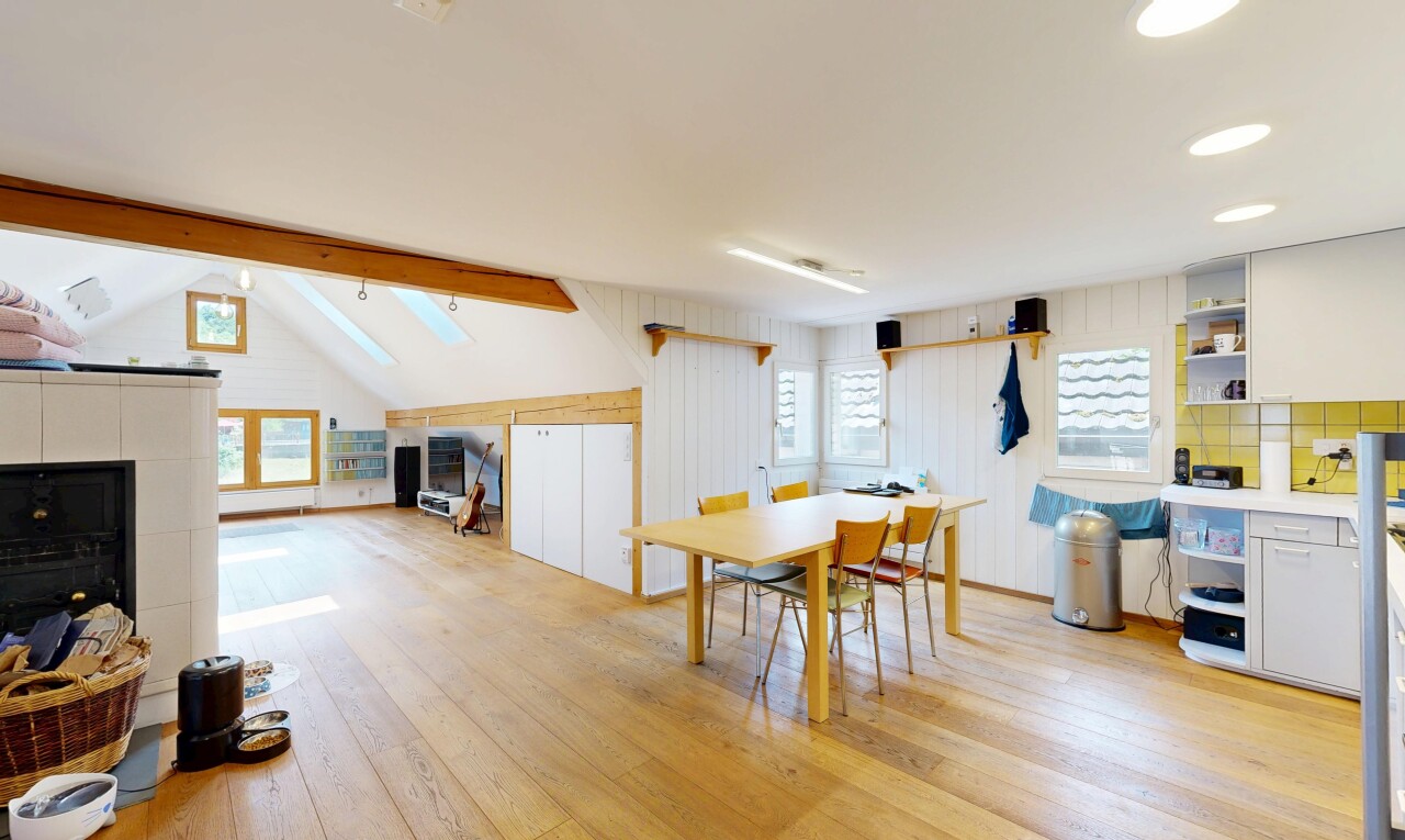 esszimmer mit balkendecke, beamed ceiling, holzfußboden, wood finish floor, und inside property