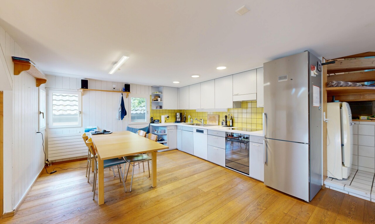 küche mit kühlschrank, open shelves, offene regale, inside property, und light countertops