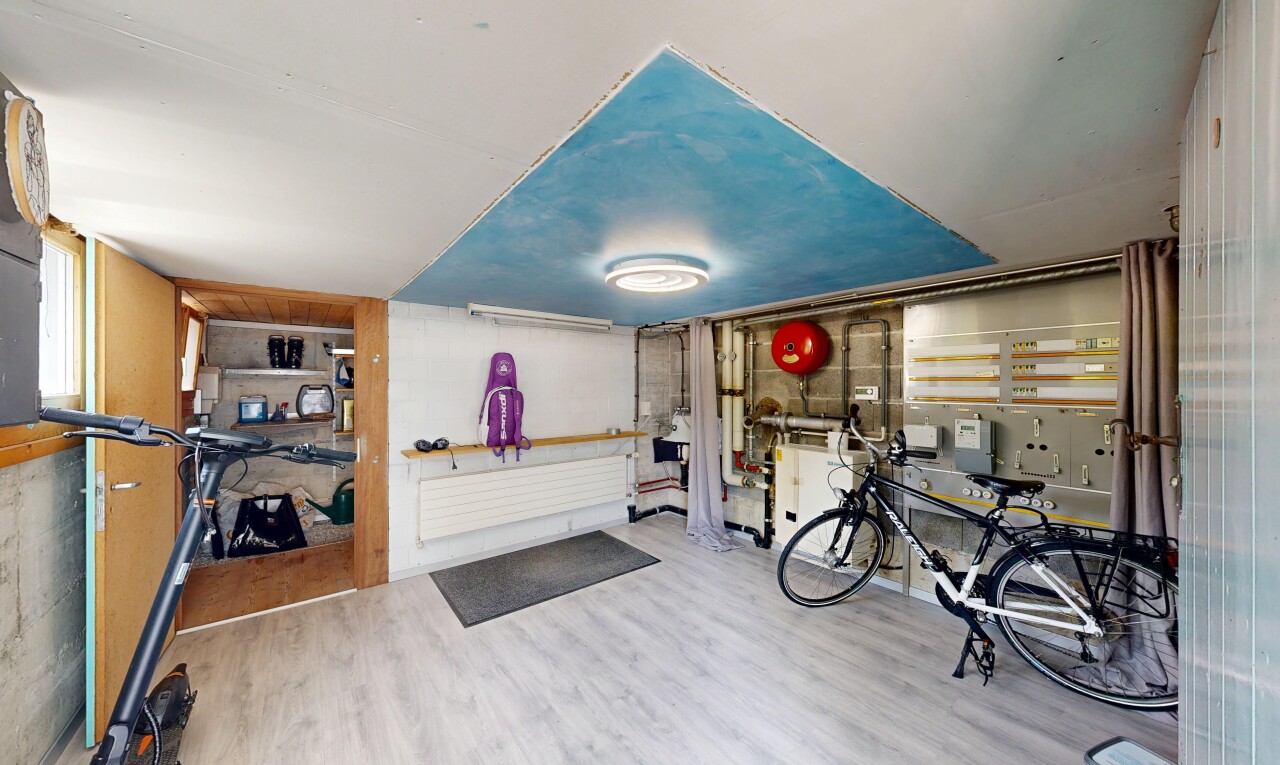 fitnessstudio mit inside community, low ceiling, und wood finish floor