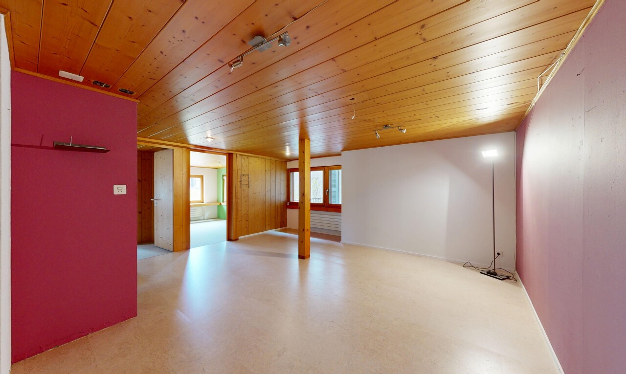 leerer raum mit inside property, keller, vinylboden, vinyl floor, und natürliches licht