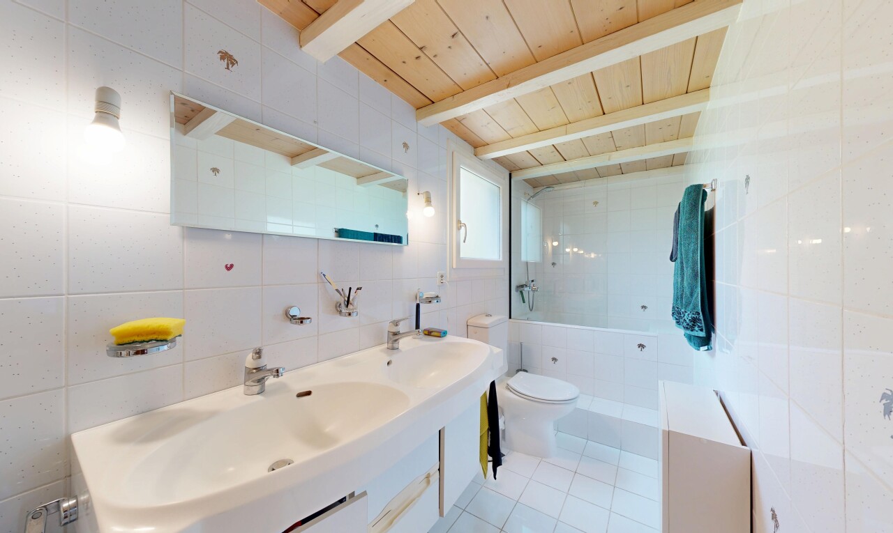 bad mit spiegel, toilette, tile wall, fliesenwand, und komplettes badezimmer