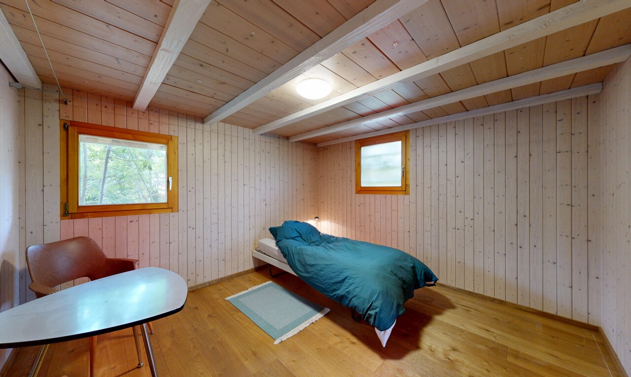 zimmer / schlafzimmer mit holzfußboden, wood finish floor, holzwand, wood wall, und holzdecke