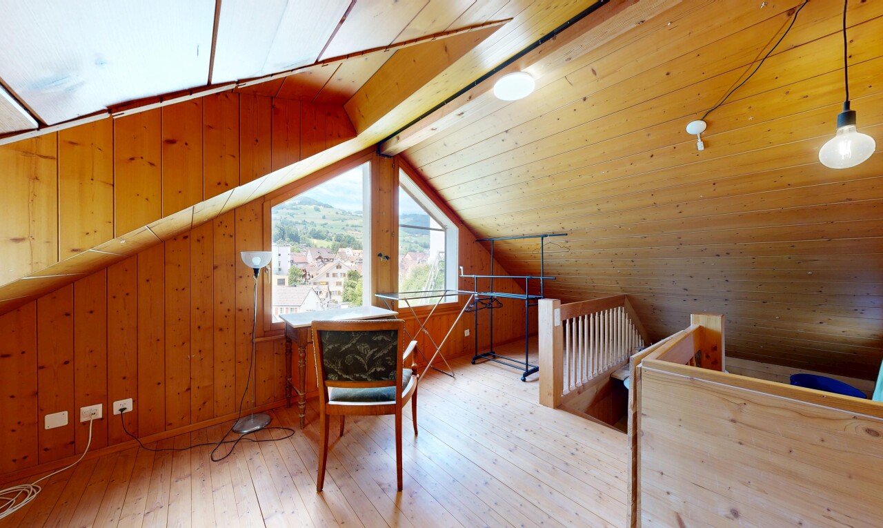 zimmer / schlafzimmer mit holzfußboden, wood finish floor, hardwood floor, natürliches licht, und natural light
