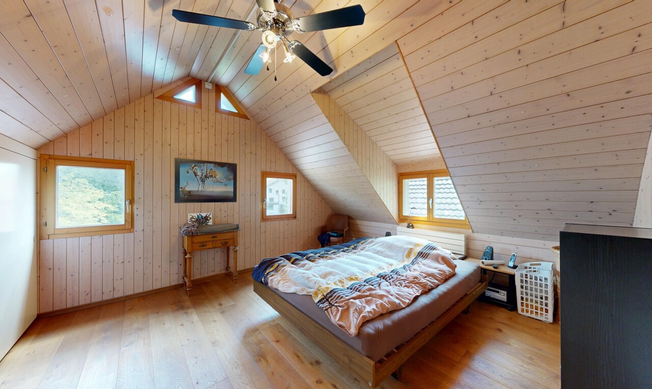 zimmer / schlafzimmer mit natural light, natürliches licht, wood finish floor, holzfußboden, und inside property