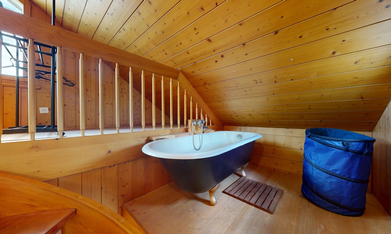 bad mit vaulted ceiling, dachschräge, bad, komplettes badezimmer, und wood ceiling