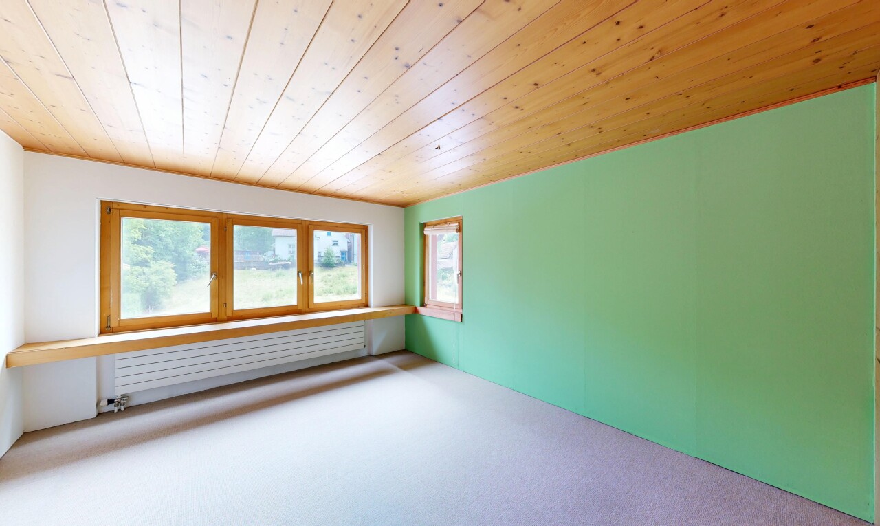 leerer raum mit holzdecke, wood ceiling, teppich, carpet, und inside property
