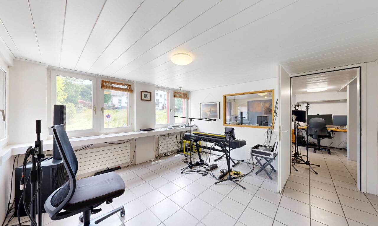 büro mit bürobereich, natural light, natürliches licht, inside community, und low ceiling