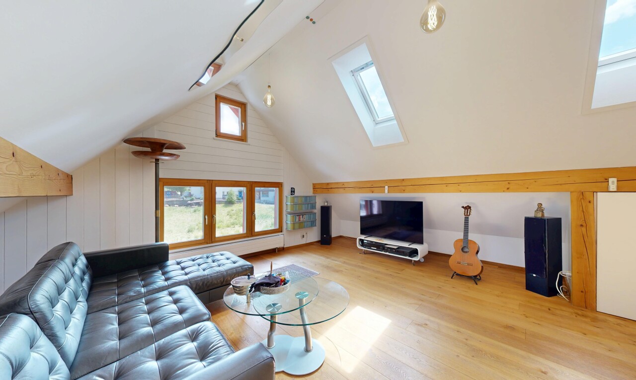 wohnzimmer mit inside property, holzfußboden, wood finish floor, natürliches licht, und natural light