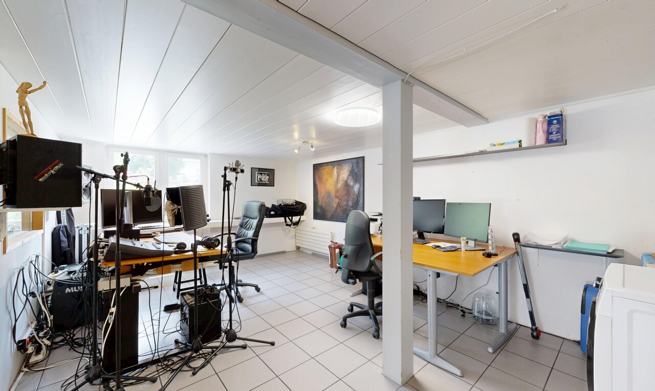 büro mit bürobereich, natural light, natürliches licht, fernseher, und inside community
