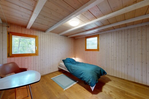 chambre avec sol en finition bois, wood finish floor, mur en bois, wood wall, et plafond en bois